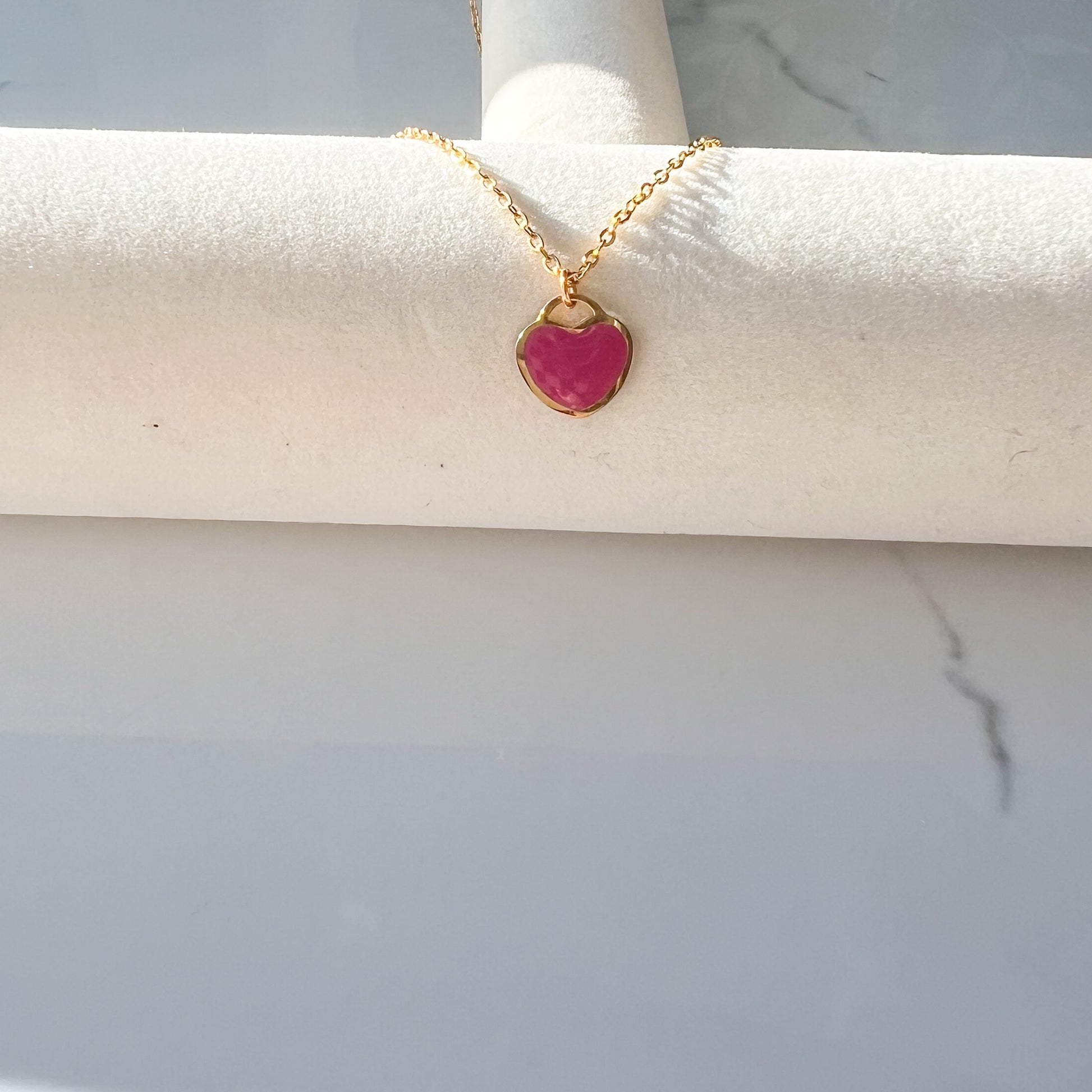 Heart necklace in pink on gold chain