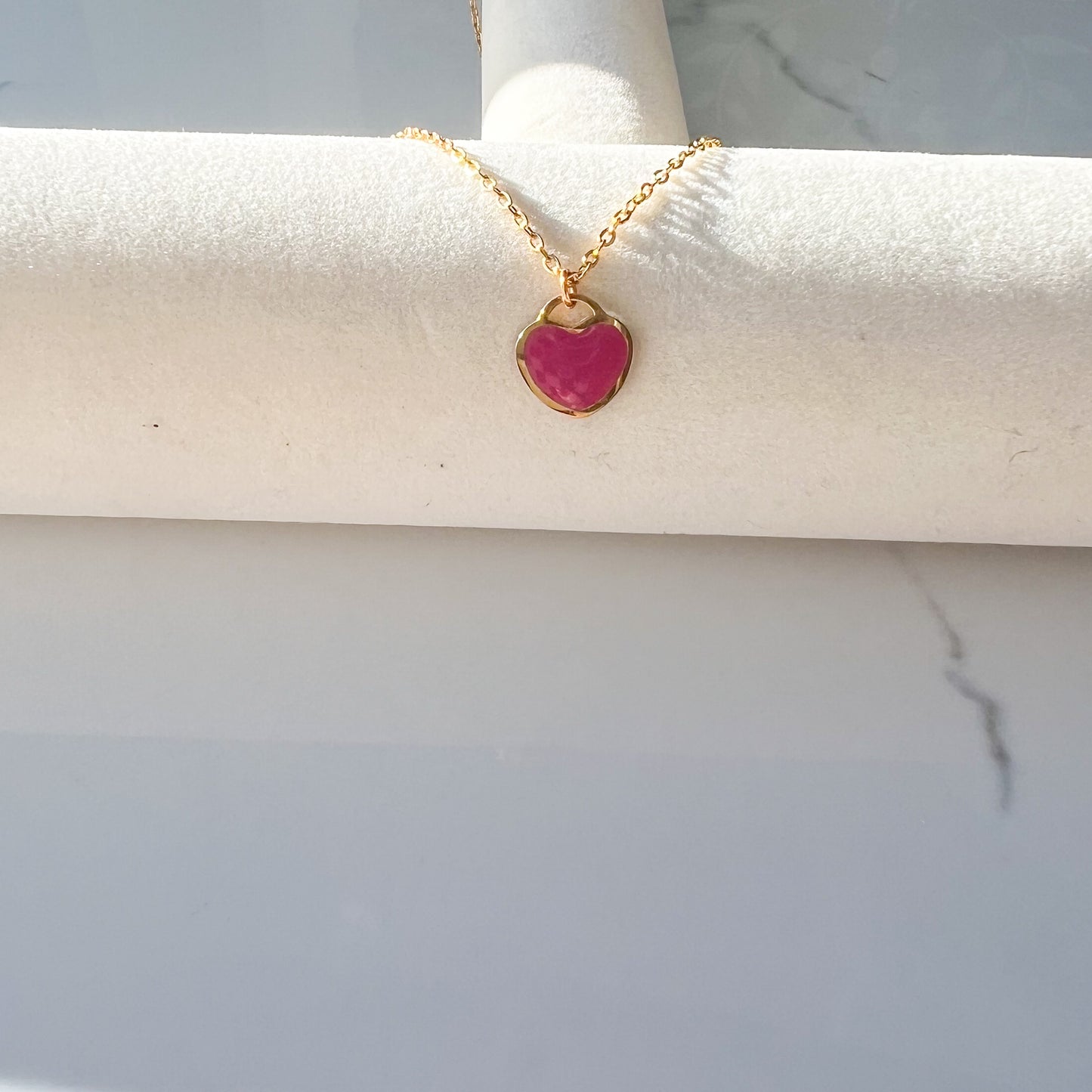 Heart necklace in pink on gold chain 